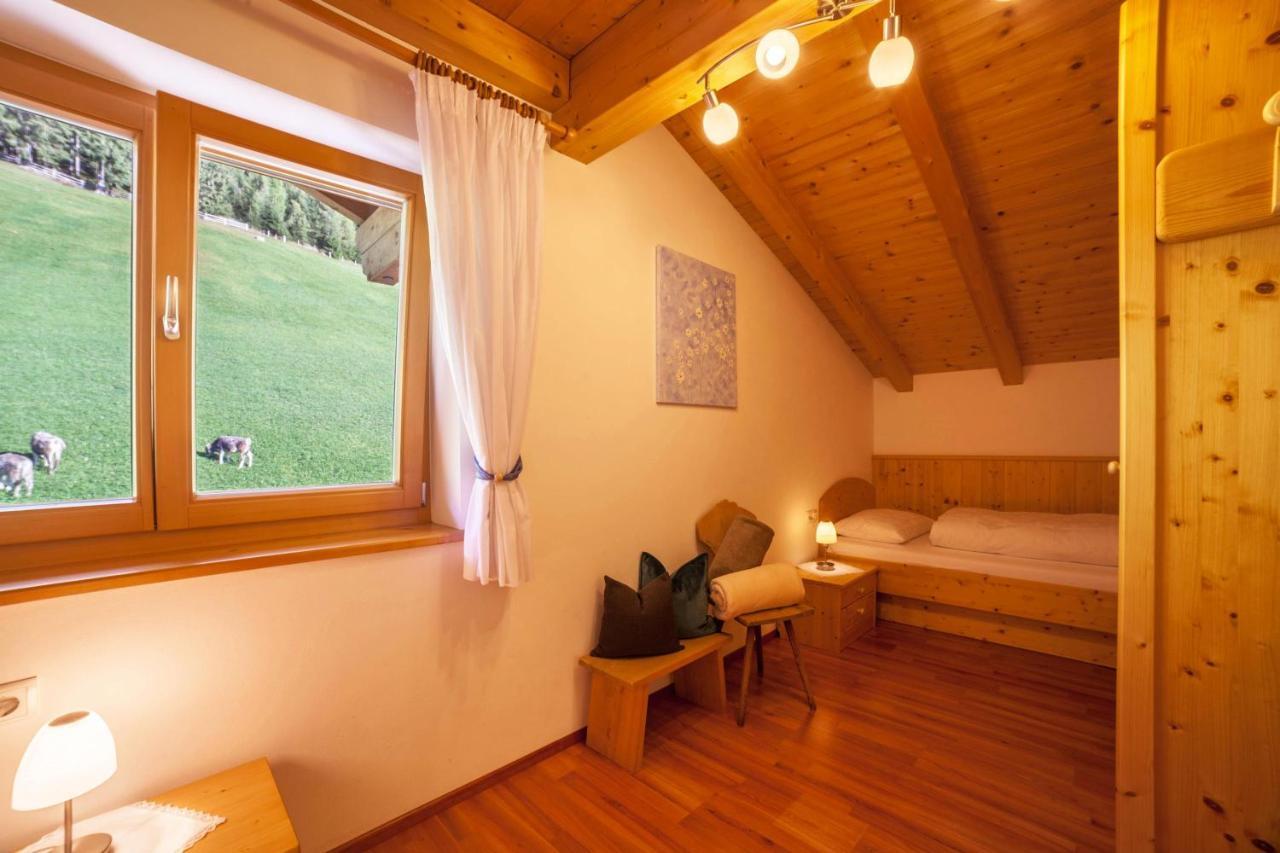 Tonigbauernhof Blumenwiese Scena Kültér fotó