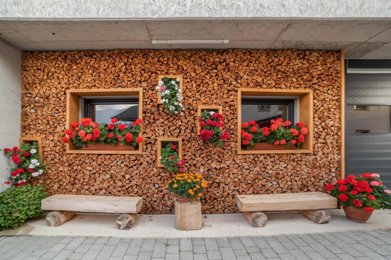 Tonigbauernhof Blumenwiese Scena Kültér fotó