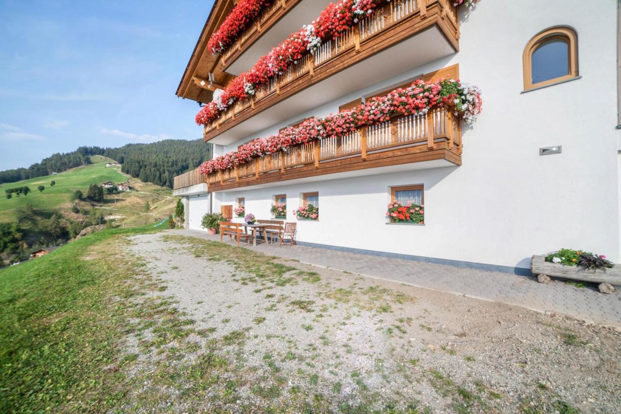 Tonigbauernhof Blumenwiese Scena Kültér fotó